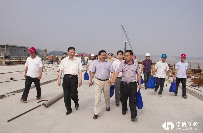 市委常委劉學甫深入華信交投項目工地&ldquo;送清涼&rdquo;eeeeeeeee.jpg